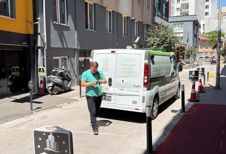 Aparttaki odasında ölü bulundu
