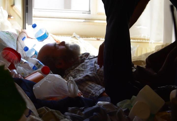 Yaşadığı ‘çöp ev’de mahsur kalınca polisi arayıp yardım istedi