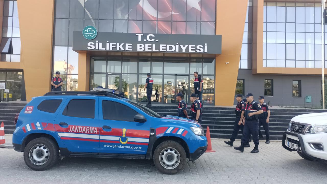 Silifke Belediyesine yönelik soruşturmada Başkan Turgut ve 7 şüpheli tutuklandı