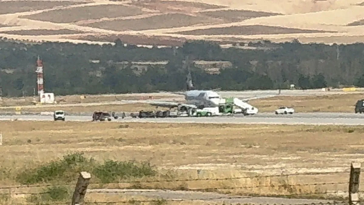 Gaziantep Havalimanı'nda korkutan kaza: İniş yapan yolcu uçağının lastiği patladı! Mürettebat tahliye edildi