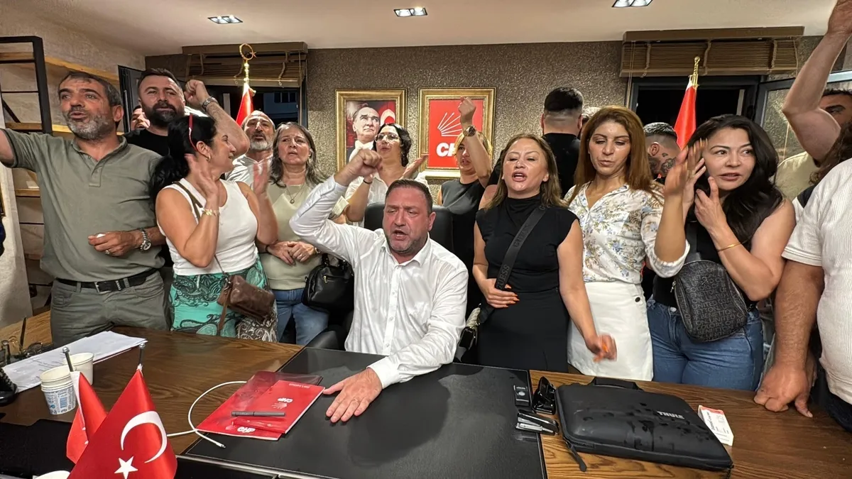 Mutlak butlan sonrası CHP'de sular durulmuyor: İzmir'de il başkanlığı binasında arbede