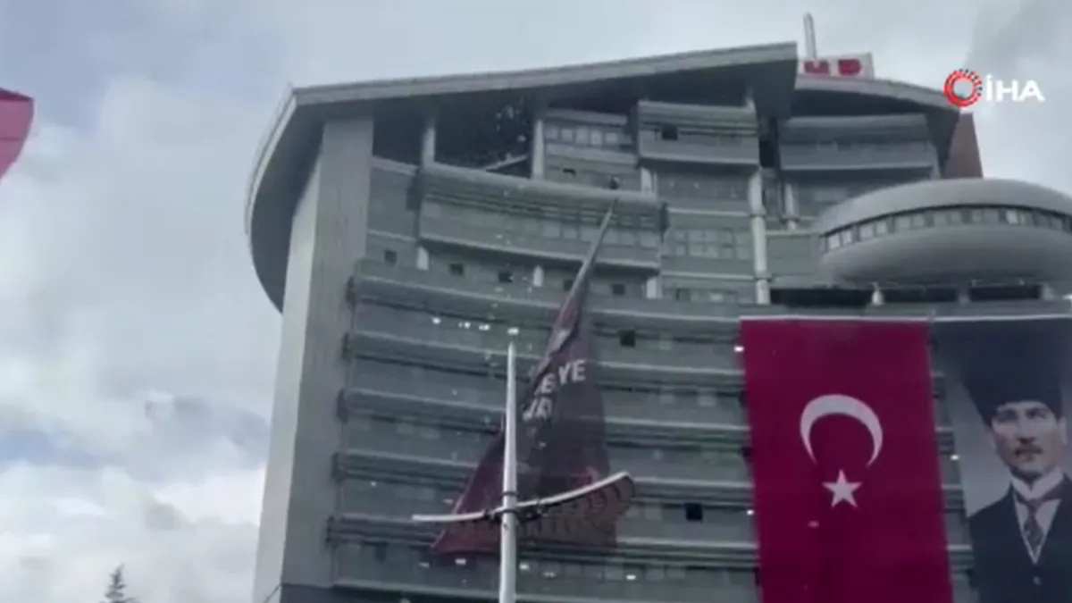 Kılıçdaroğlu destekçileri, Özgür Özel'in parti binasındaki asılı afişini indirdi