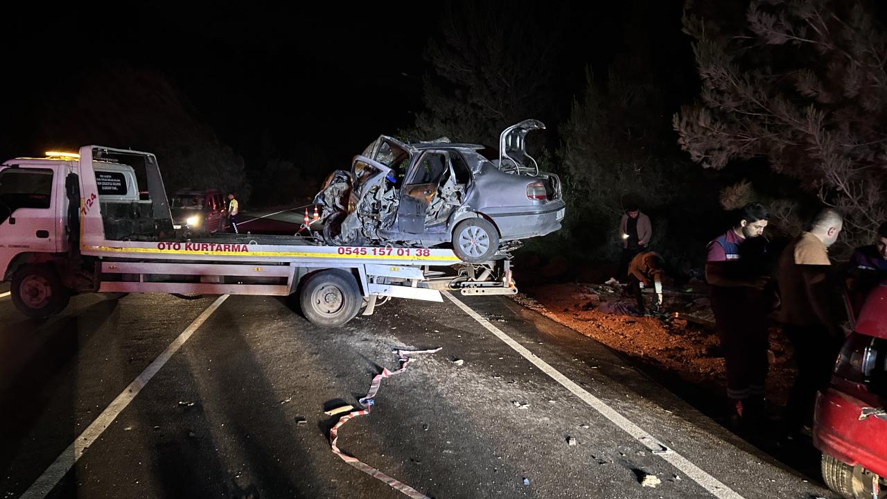 Adana'da iki otomobilin çarpıştığı kazada 2 kişi öldü, 3 kişi yaralandı