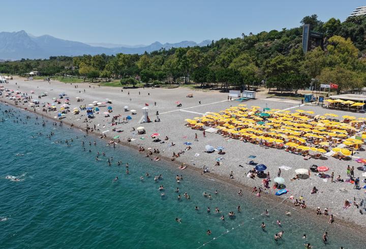 Antalya'nın bunaltıcı havasına mavi sularda serinlik aradılar
