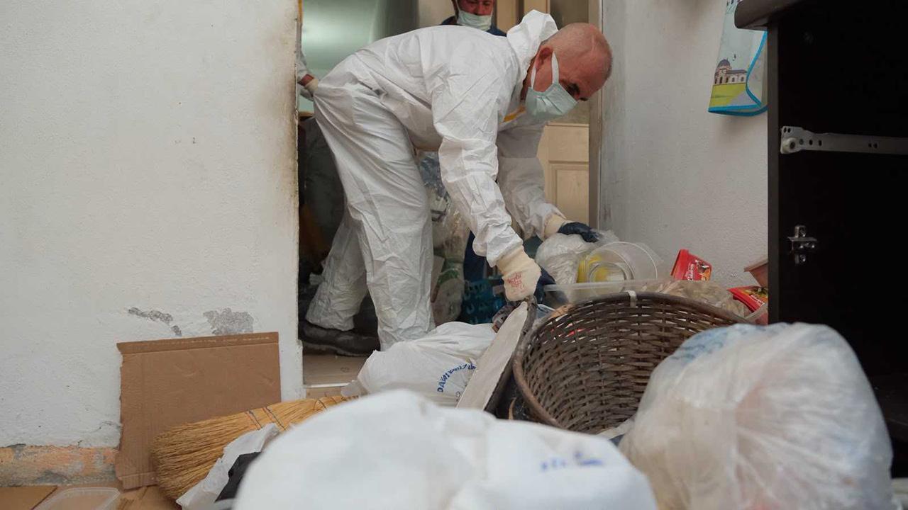 Bursa'da çöp evden 5 ton atık çıkarıldı