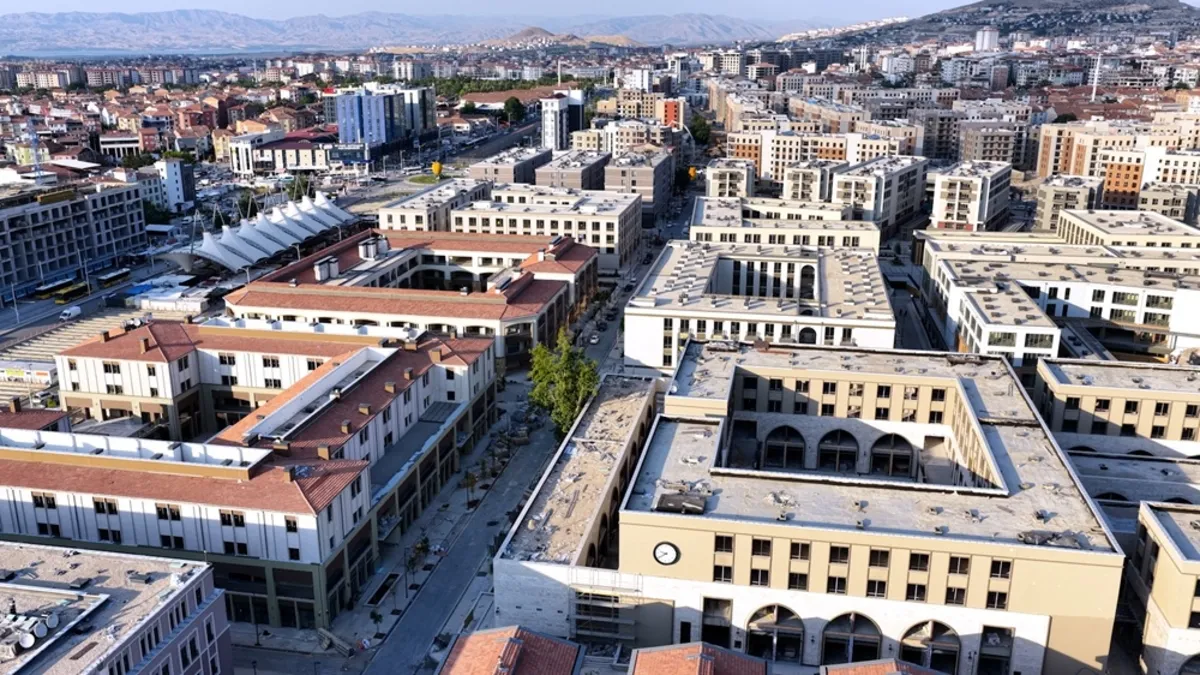 Bakan Kurum’dan Bakırcılar Çarşısı paylaşımı: Malatya'da depremin izleri siliniyor! Esnaf kepenklerini açıyor