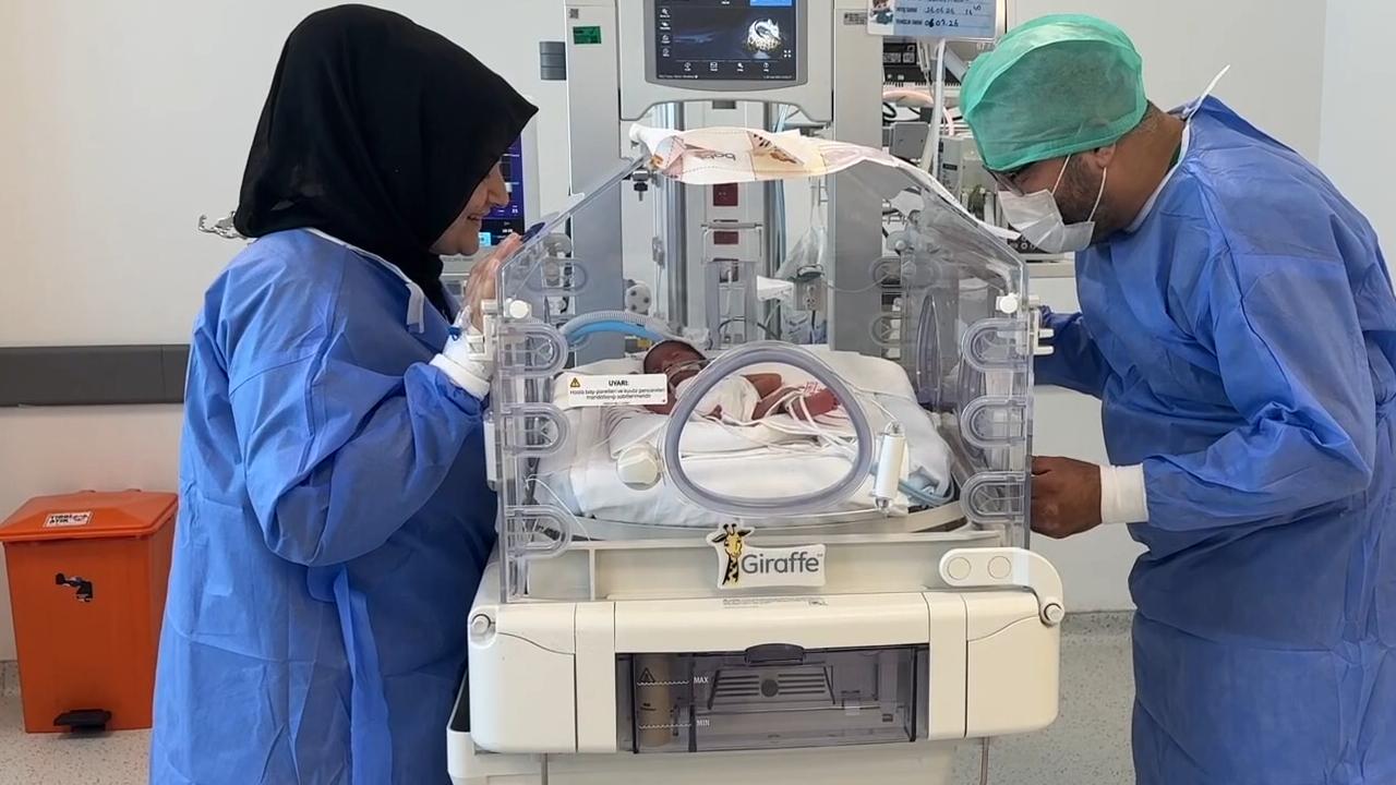 Anne karnındaki müdahale ayrık omurgalı bebeğin sağlıklı doğmasını sağladı