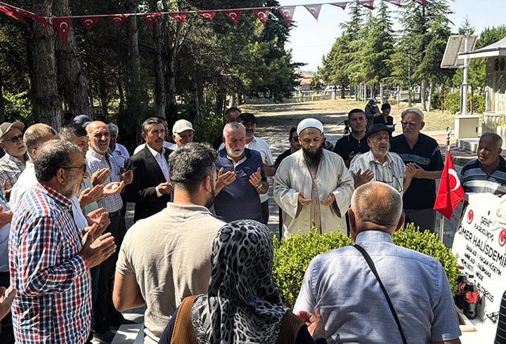 15 Temmuz kahramanı şehit Ömer Halisdemir'in kabrine ziyaretçi akını: Böyle bir kahraman unutulmaz