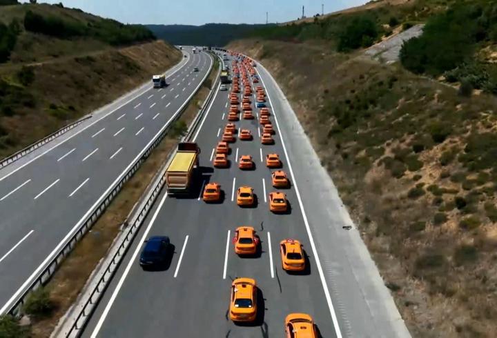 İstanbul'da taksicilerden 253 araçlık 15 Temmuz demokrasi konvoyu