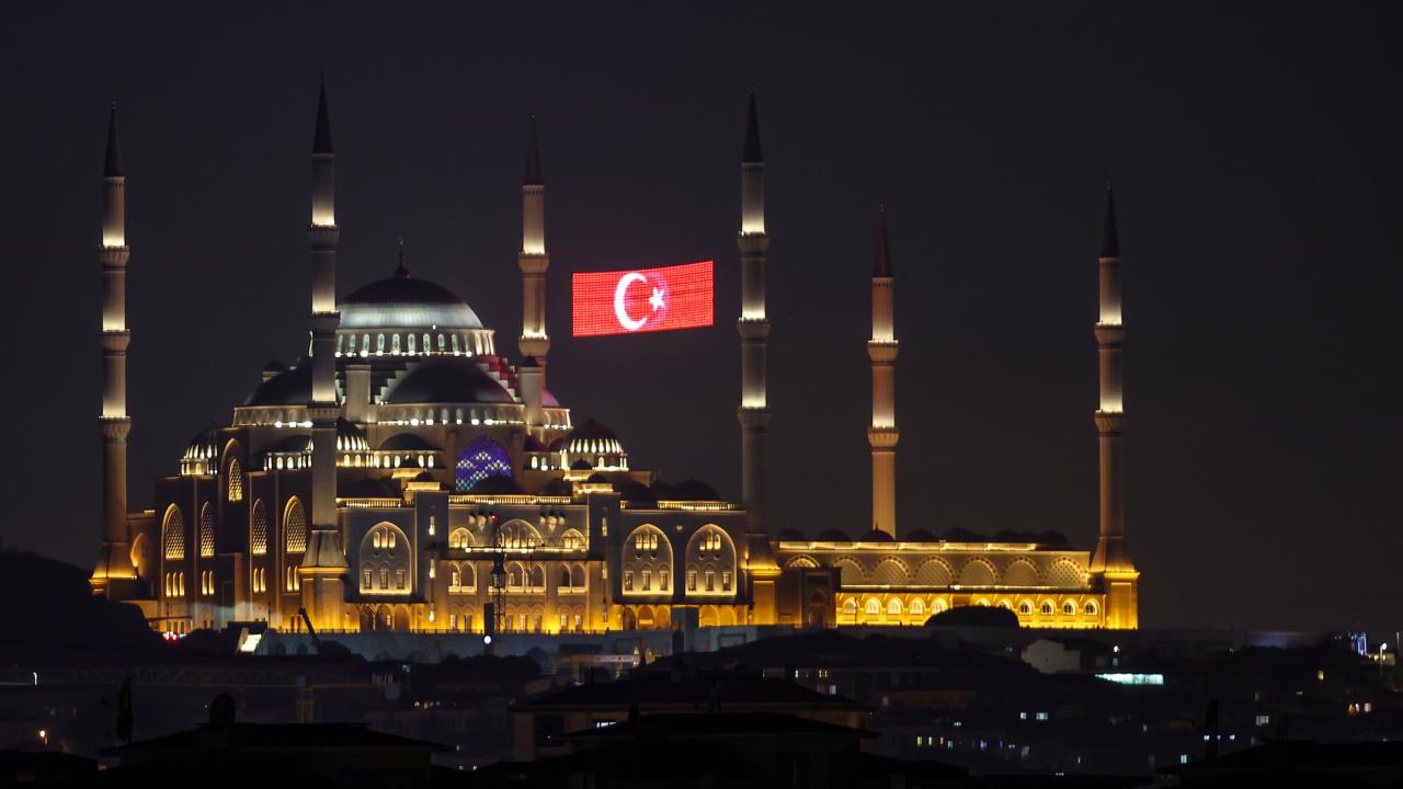Ülke genelindeki camilerde sela okundu