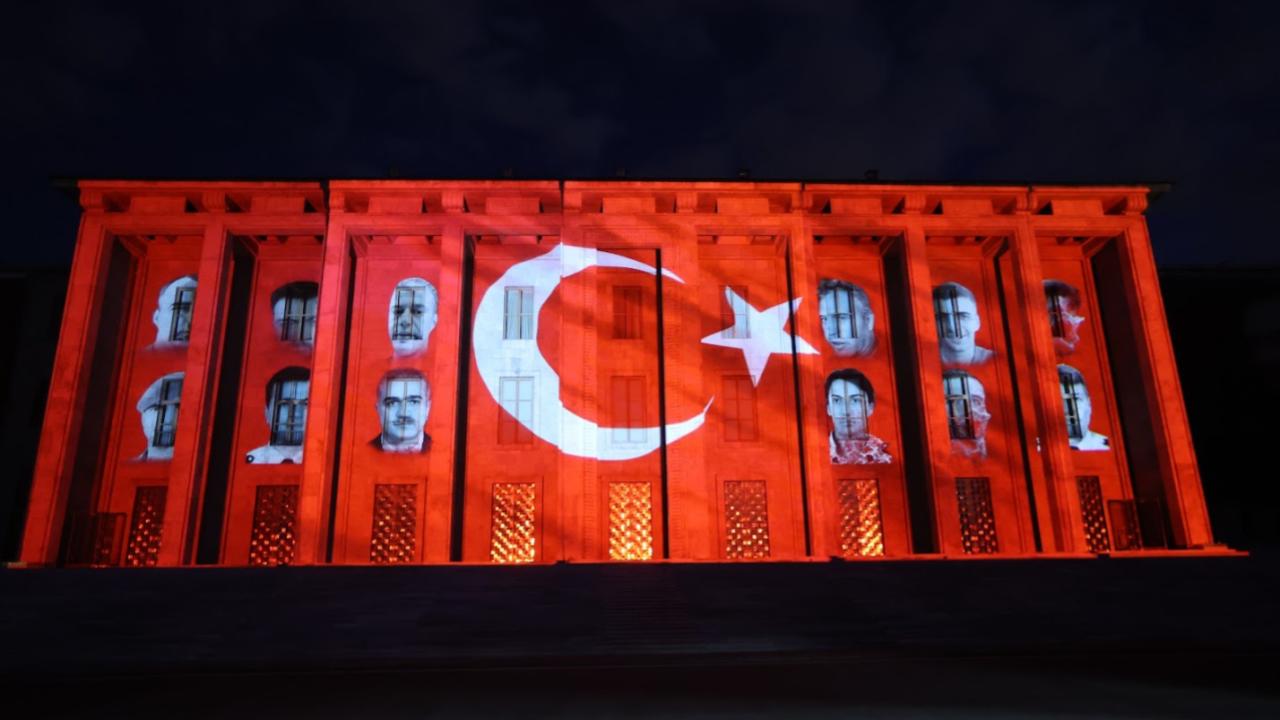 TBMM binasına 15 Temmuz şehitlerinin fotoğrafı yansıtıldı
