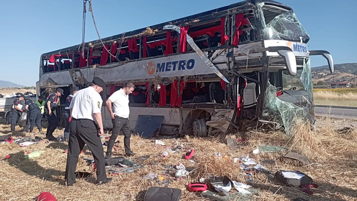 Amasya'da yolcu otobüsü devrildi: 2'si ağır 46 yaralı