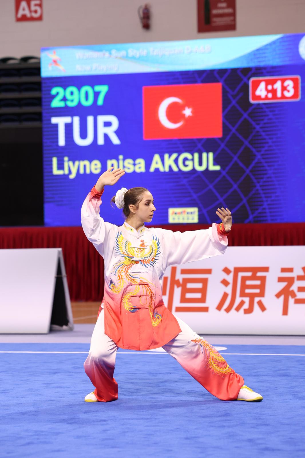 LİYNE NİSA AKGÜL WUSHU TAİCHİ DE DÜNYA İKİNCİSİ OLDU