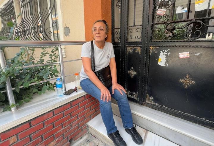 Komşularına "kentsel dönüşüm" eylemi: 14 saat boyunca apartmanın önünde oturdu!