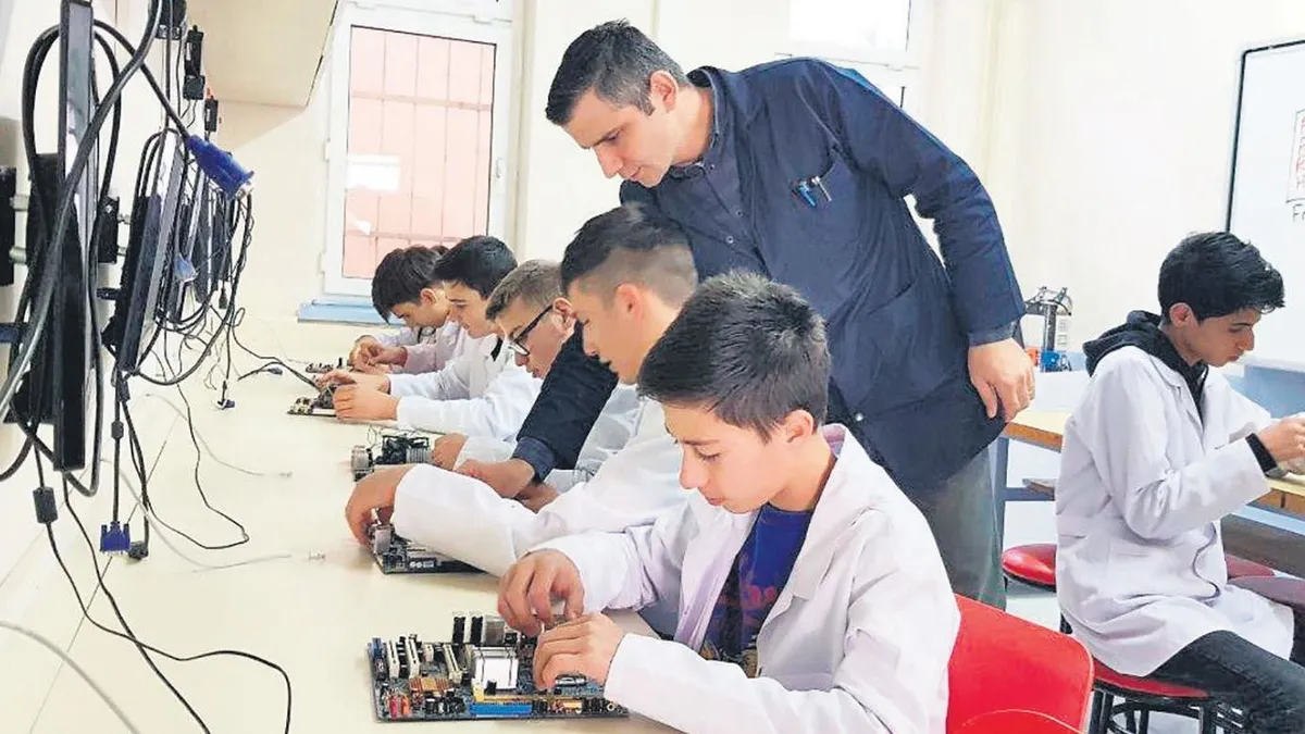 Meslek liseleri gençlere altın bilezik takıyor