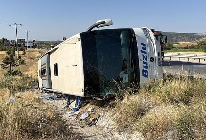 Eskişehir'de yolcu otobüsü devrildi: 20 yaralı