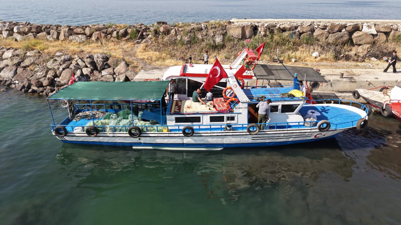 Van Gölü'nde inci kefali avı başladı