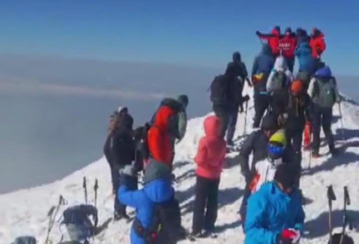 Dağcılar, eksi 10 derecede Ağrı Dağı'nda zirve yaptı