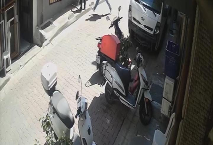 Kağıthane’de tıraşını beğenmediği berberi bıçaklayıp kaçtı; o anlar kamerada