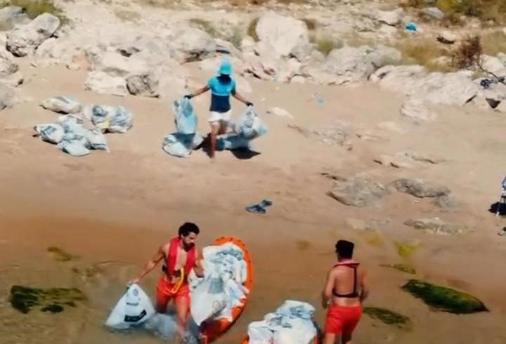 Şile'de günübirlik tatilcilerin bıraktığı çöpler jet ski ve kanolarla kıyıya taşındı