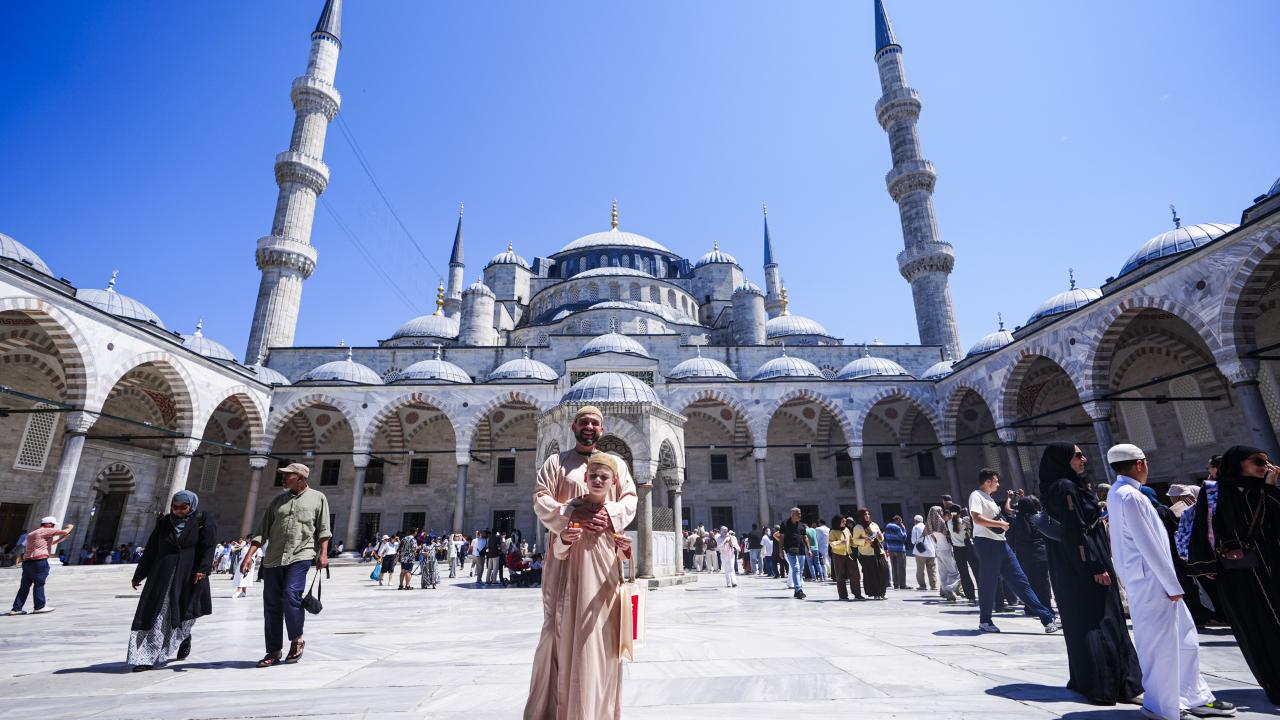 İngiltere'de Müslüman karşıtlığına kekle karşı duran otizmli Joshie, kampanyasını İstanbul'a taşıdı