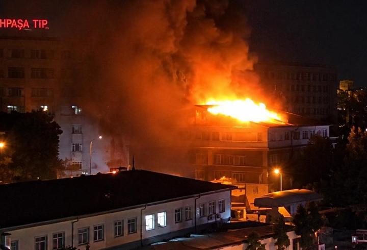 Cerrahpaşa'da korkutan yangın! Diş Hekimliği Fakültesi'nin çatısı alev aldı