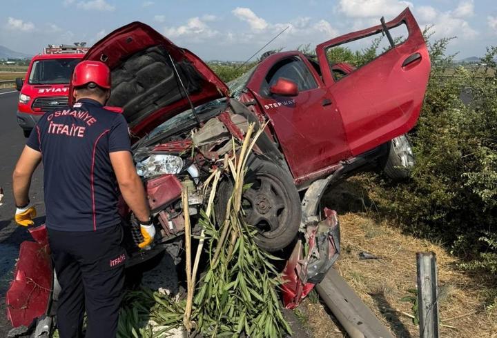 Osmaniye'de otomobil bariyerlere çarptı! 1'i çocuk 5 kişi yaralandı