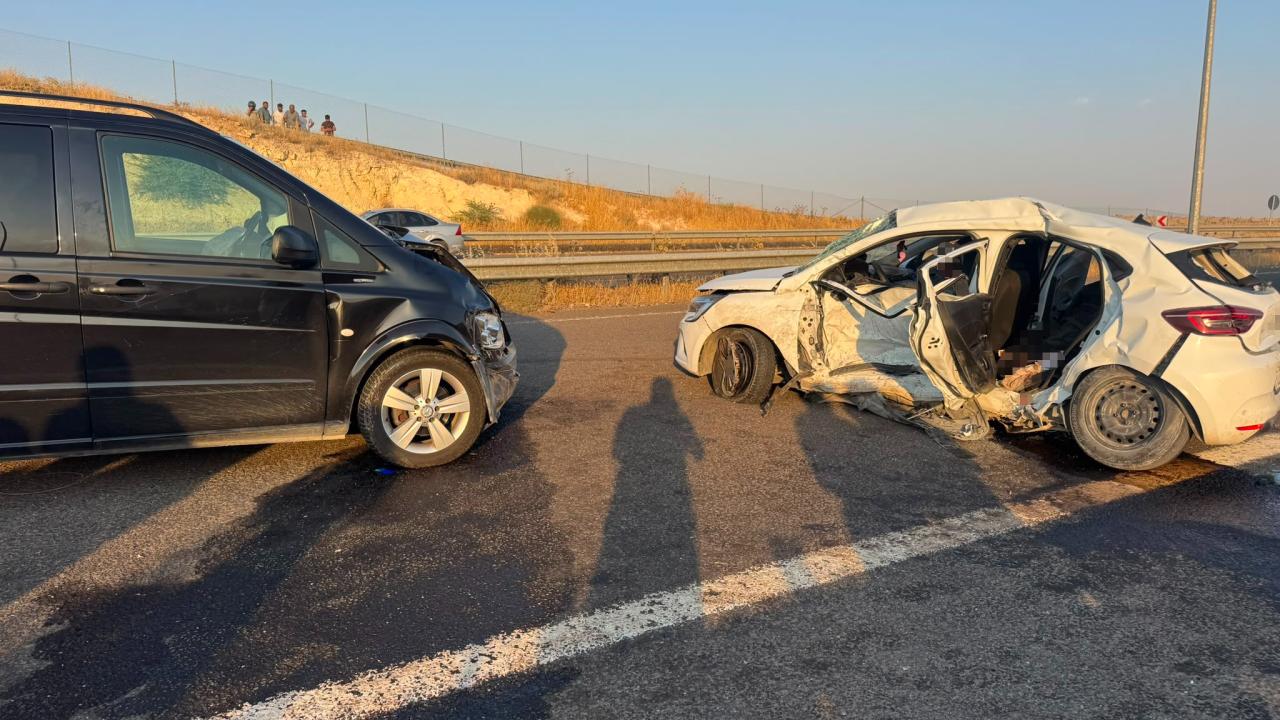 Şanlıurfa'da otomobil ile minibüs çarpıştı: Ölü ve yaralılar var