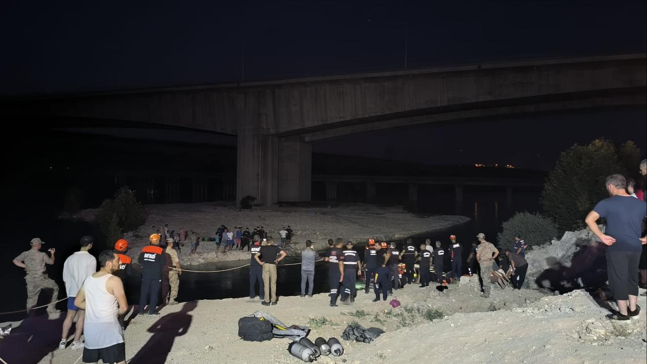 Fırat Nehri'nde mahsur kalan 26 kişi kurtarıldı
