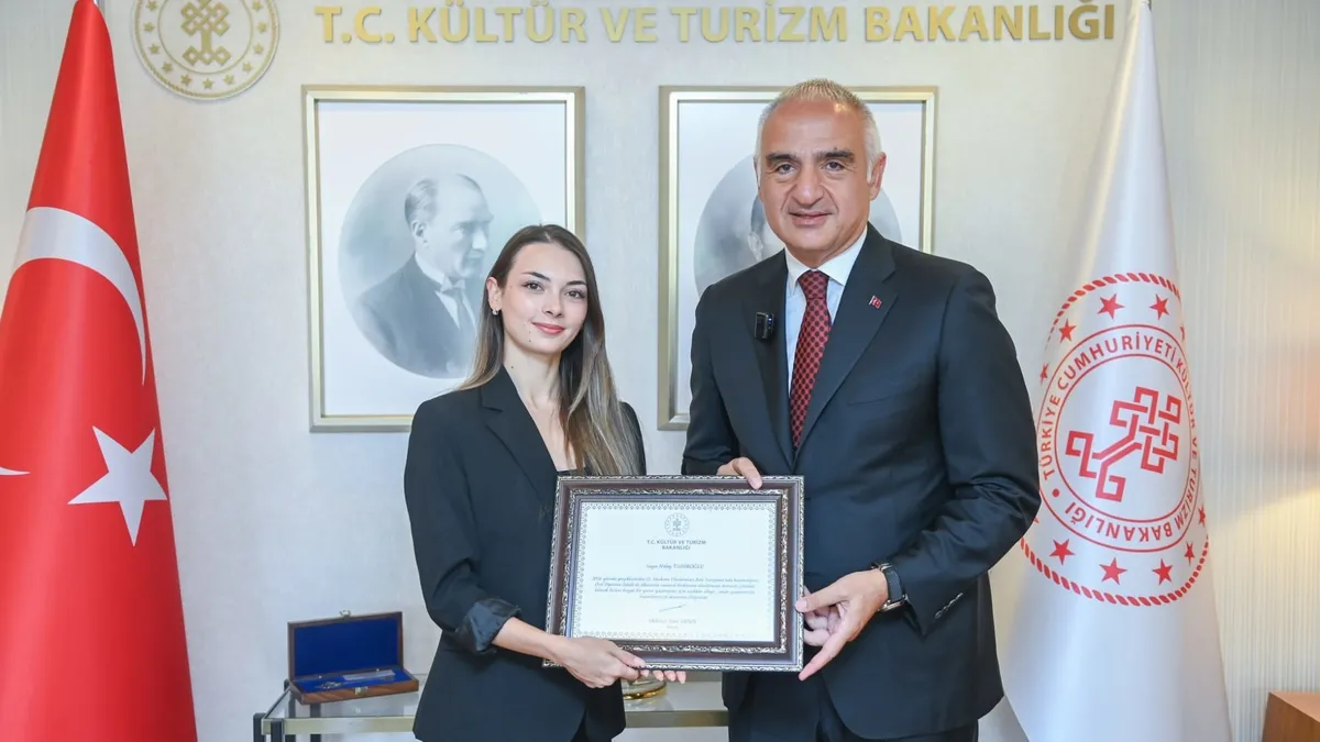 Türk balesinde uluslararası gurur! Bakan Ersoy, Nilay Tahiroğlu'nu tebrik etti