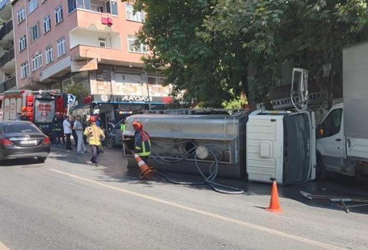 Bayrampaşa'da seyir halindeki su tankeri devrildi