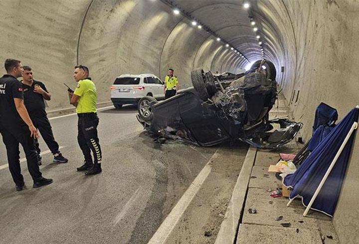Otomobil, tünelde TIR'a çarpıp takla attı: 2 yaralı