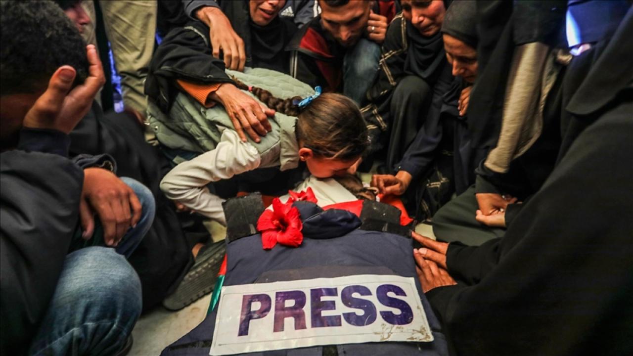 Katil İsrail'in yılın ilk yarısında gazetecileri hedef alan 467 ihlalinde 8 Filistinli gazeteci hayatını kaybetti