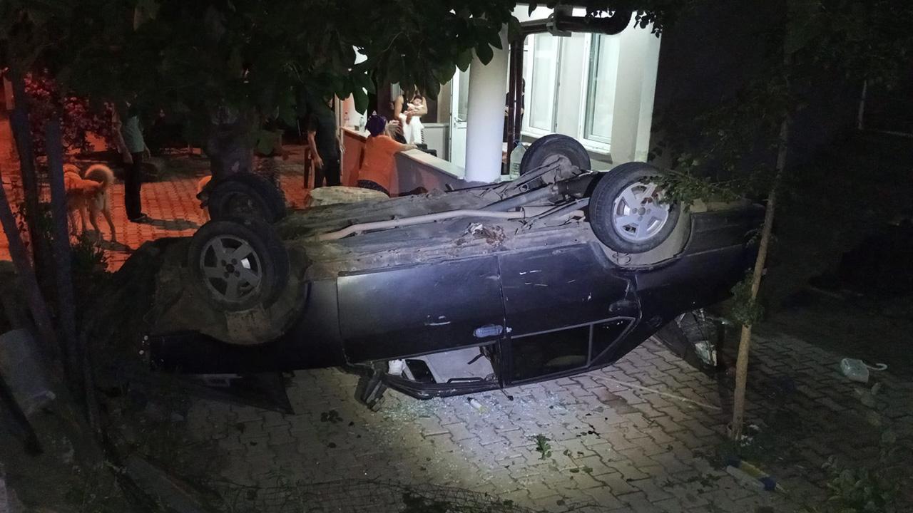 Otomobil takla atarak evin bahçesine devrildi