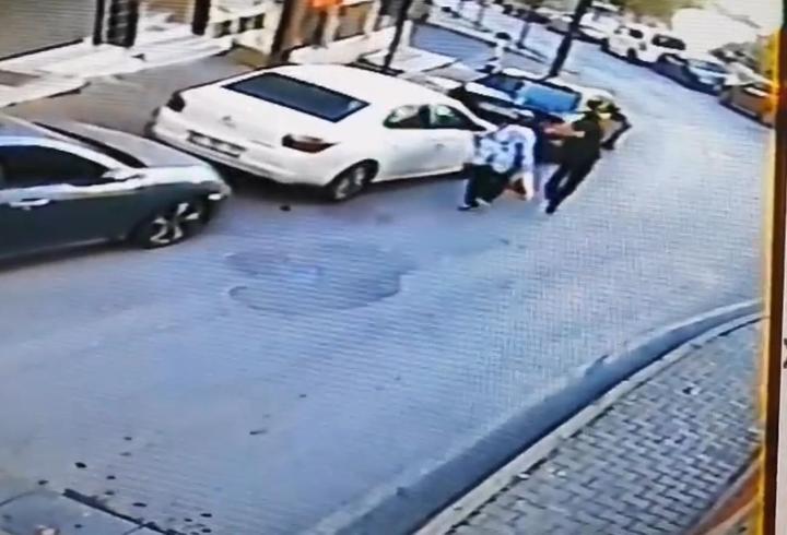 Sokak ortasında şoke eden saldırı: Arkasından yaklaştığı kadına yumruk attı