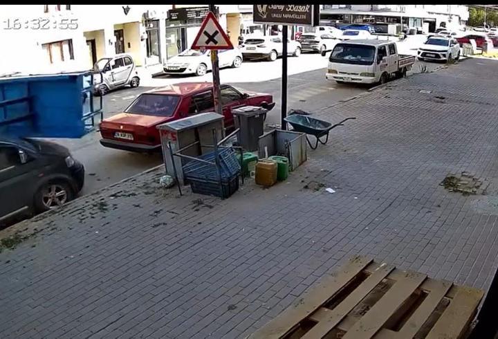 Eşya taşıma asansörünün minibüsün üzerine devrildiği anlar kamerada