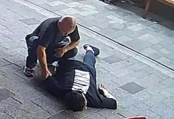 Fenalaşıp yere yığılan gencin cebindeki parayı çaldı