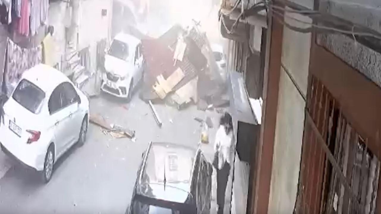 Uçan çatının altında kalmaktan son anda kurtuldular
