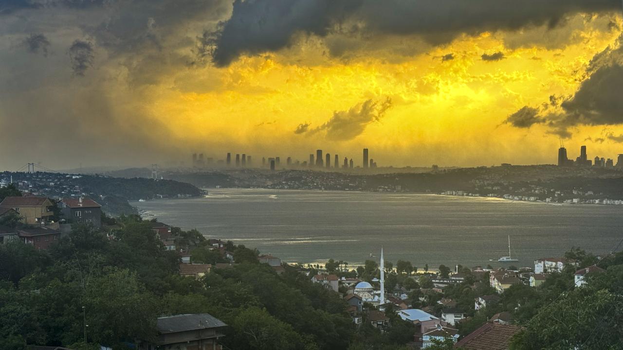 İstanbul'da fırtına: Çatılar uçtu, ağaçlar devrildi
