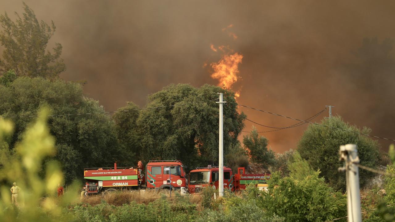 Fethiye'deki orman yangınına müdahale ediliyor
