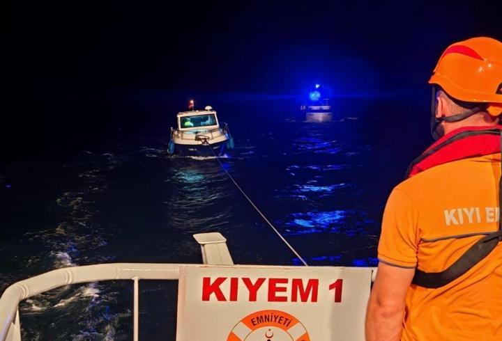 Çanakkale Boğazı'nda arızalanıp sürüklenen tekne kurtarıldı