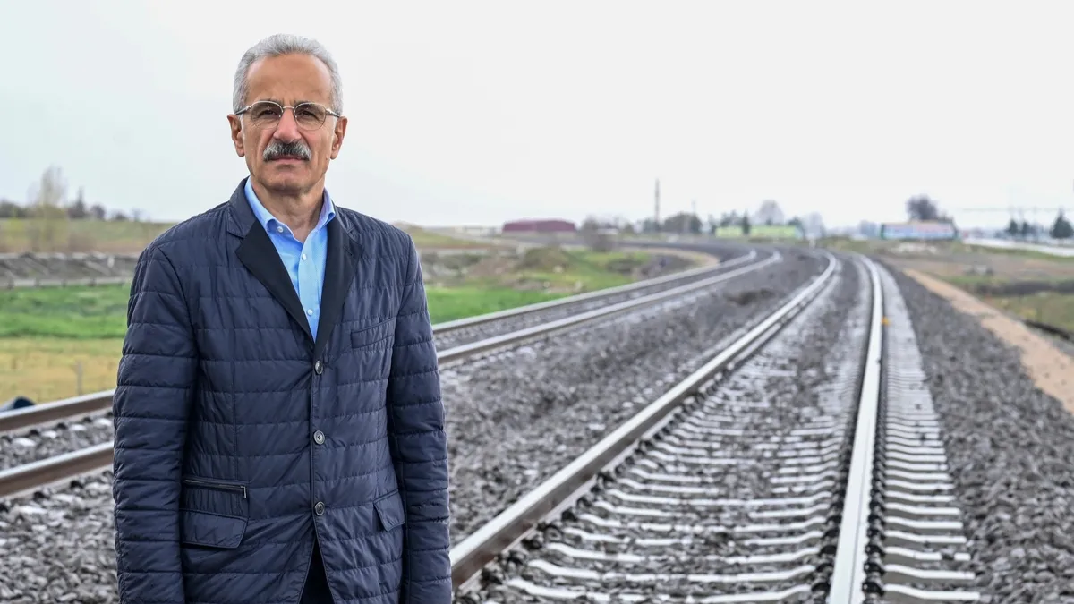 Bakan Uraloğlu açıkladı: Ankara'nın batısında raylı ulaşıma yeni halka! Banliyö ağı 52 kilometreye ulaşacak