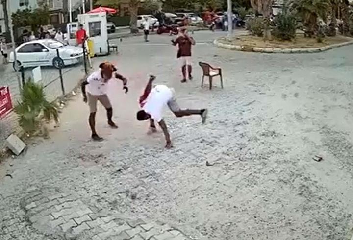 Sokak ortasında kanlı kavga! Bıçaklar havada uçuştu