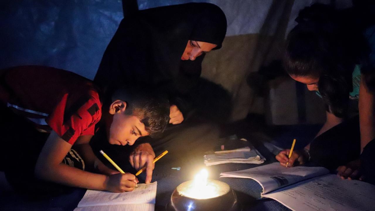 Soykırımcı İsrail'in işgalinin sürdüğü Gazze'de Filistinliler, 3 yıldır karanlıkta hayatta kalma mücadelesi veriyor