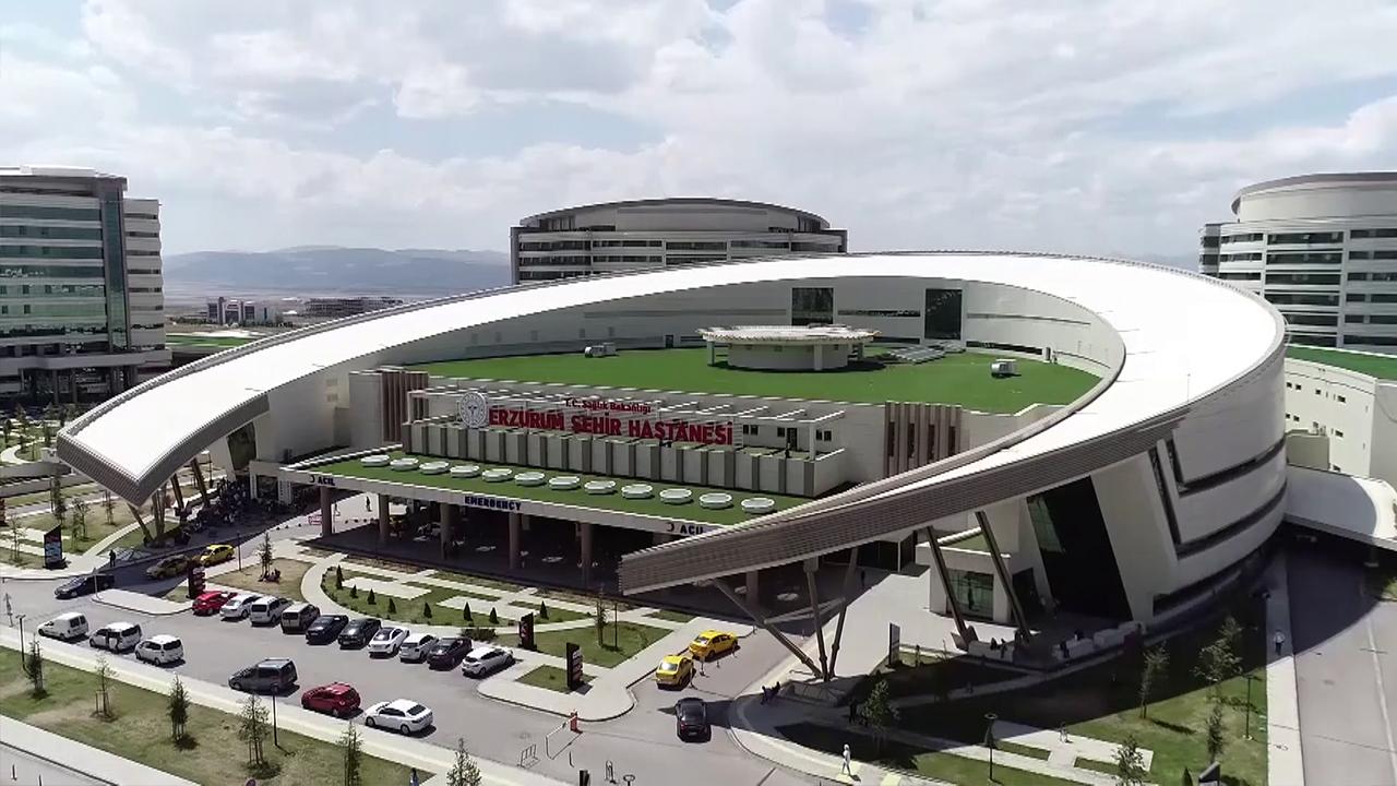 Erzurum Şehir Hastanesi'nde canlı yayında kolon ameliyatı yapıldı
