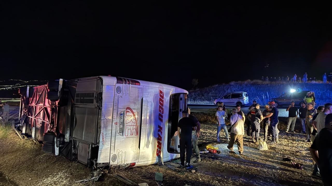 Kırıkkale'de otobüs devrildi: 29 kişi yaralandı