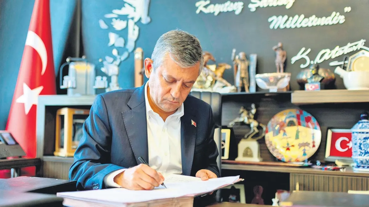 Özgür Özel CHP'den istifa edip yeni partiyi kurdu, CHP bölündü