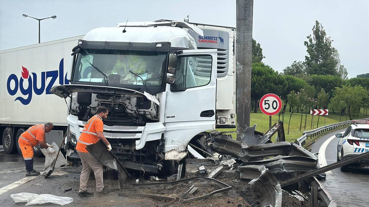 Pendik'te bariyerlere çarpan tır TEM trafiğini aksattı
