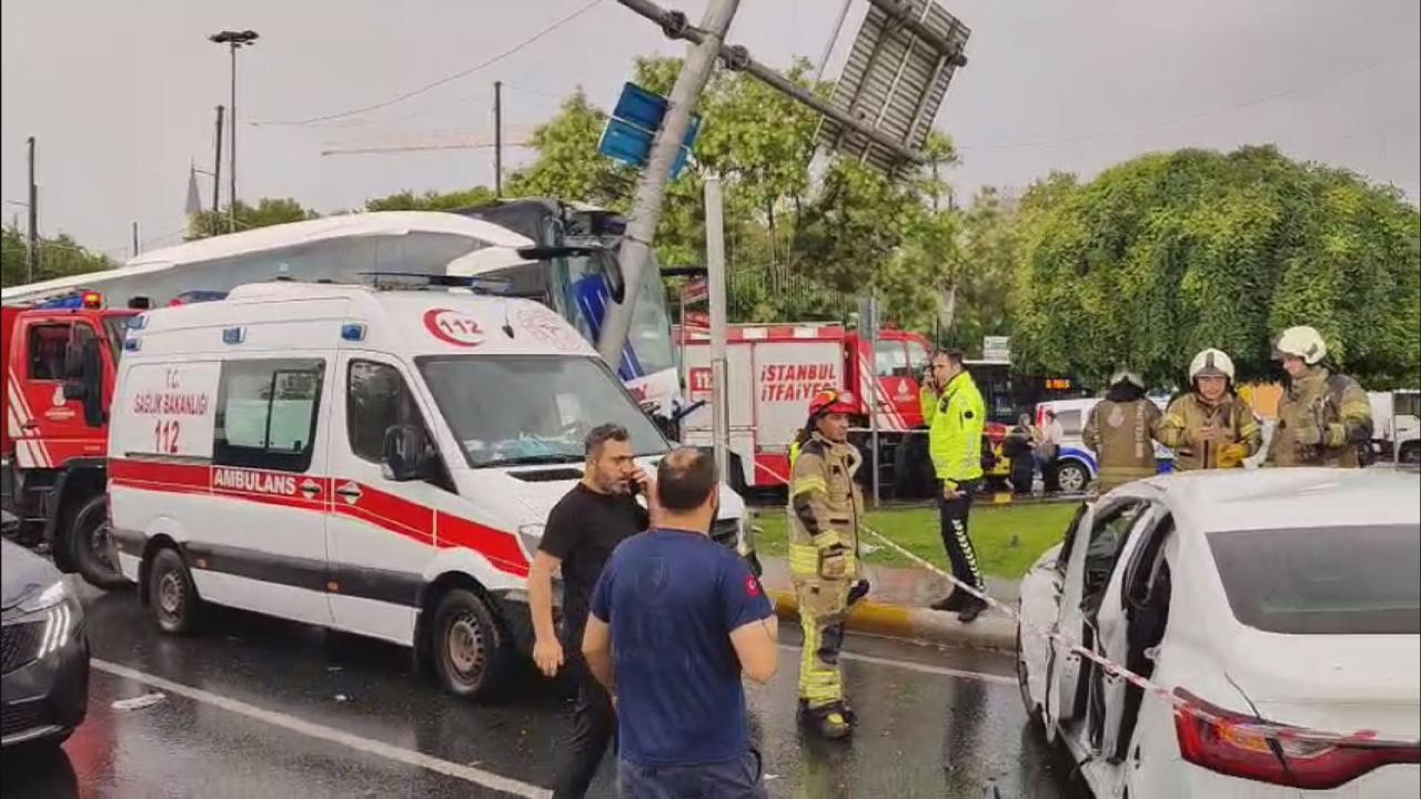 Eyüpsultan'da yolcu otobüsü ile otomobil çarpıştı: 30 yaralı
