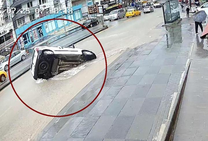 Ankara'da yol çöktü! Hafif ticari araç çukura düştü